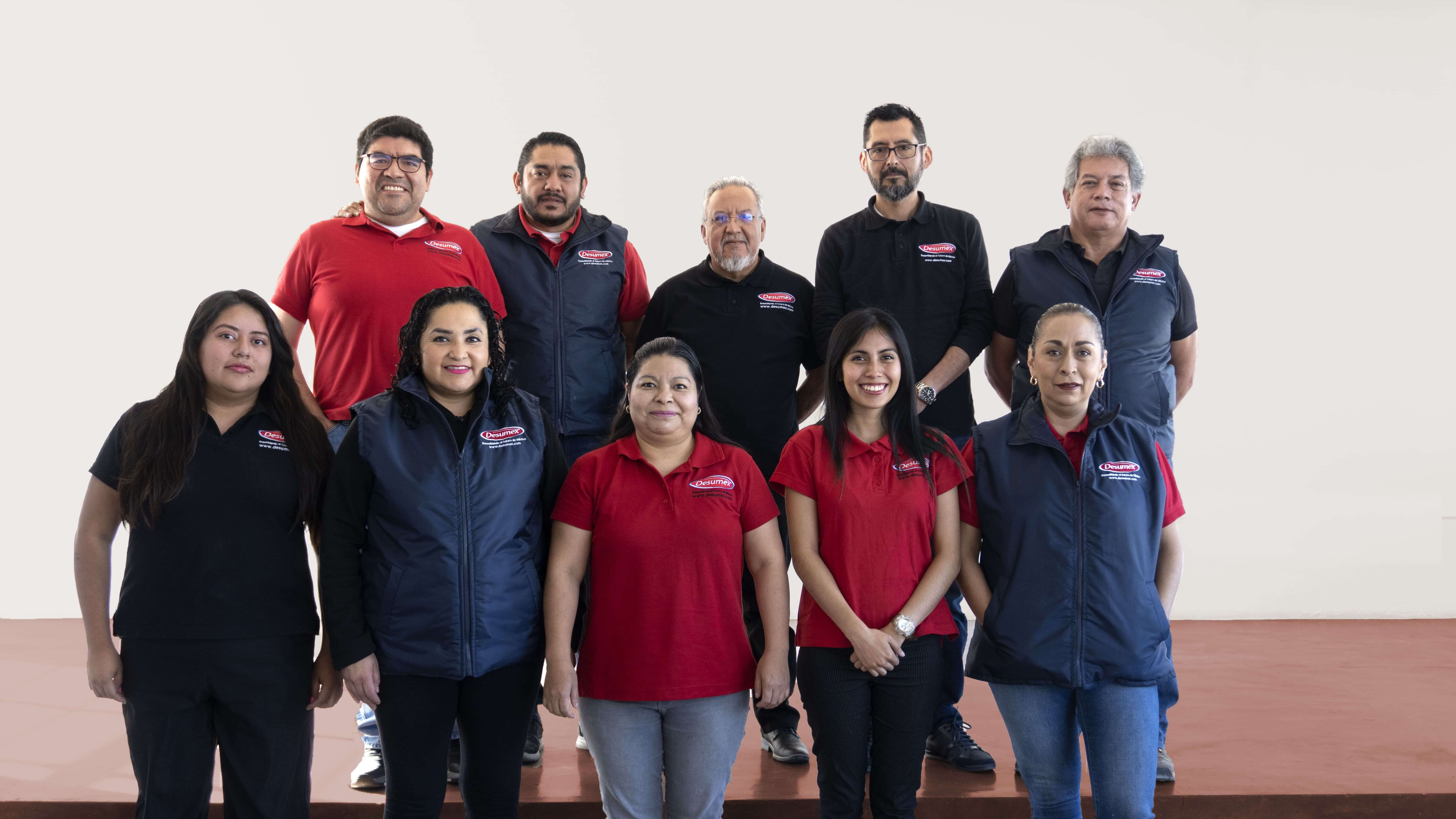 Personal del equipo de Desumex posando para la foto