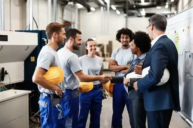 Asesores especializados en temas industriales, en una empresa con trabajadores recibiendo asesoria 